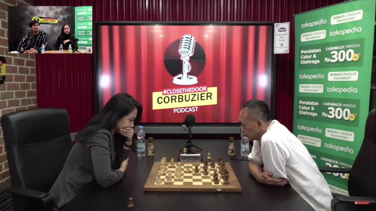 Pertandingan catur antara WGM Irene Sukandar dengan Dadang Subur. (Screenshot Youtube Deddy Corbuzier/ist)