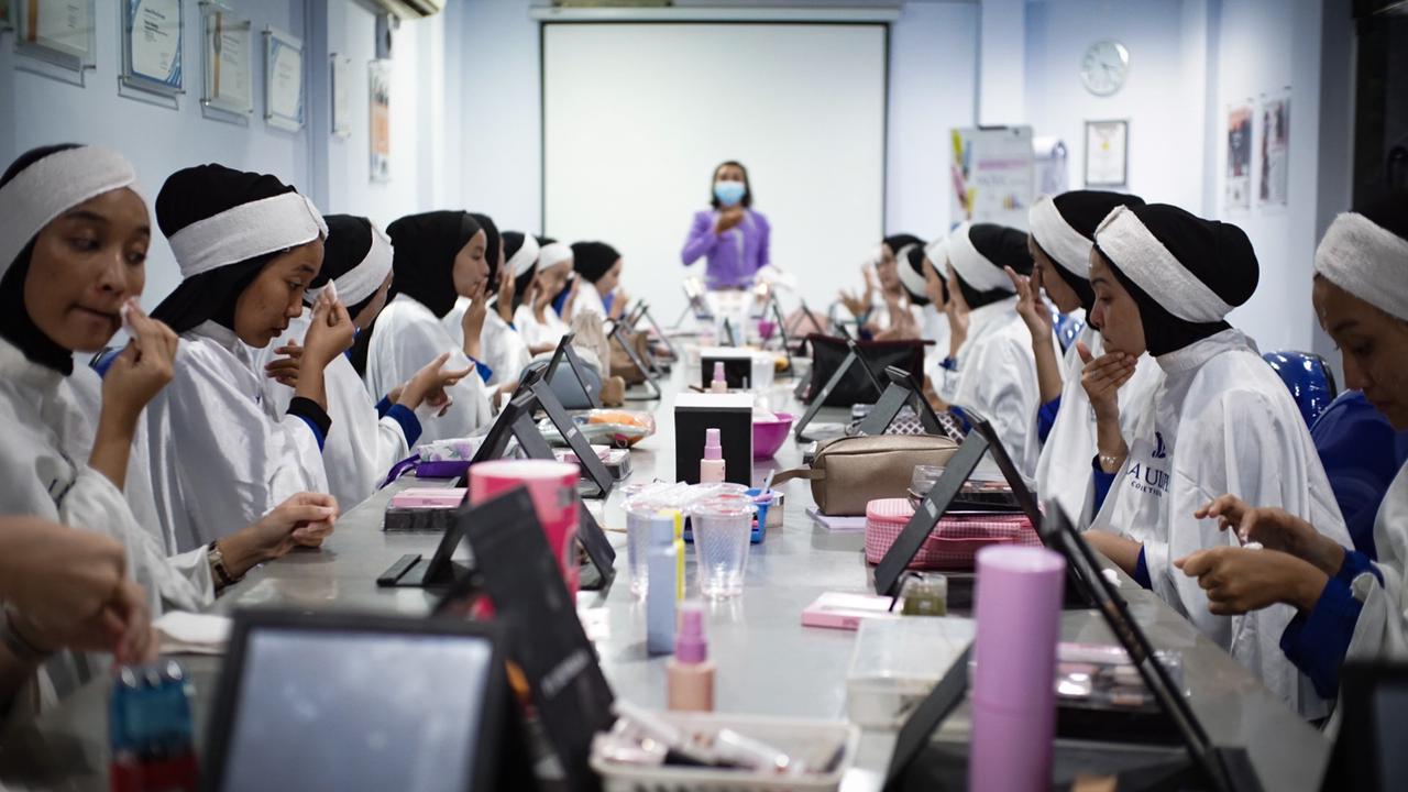 20 finalis Duta hijab Raar Malang mengikuti beauty class (Alhamdani Vian / Radar Malang)