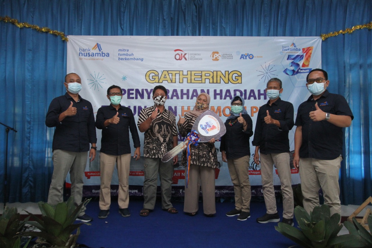 Sunarti, salah satu nasabah Bank Nusamba menerima hadiah mobil secara simbolis (Rofia Ismania / Radar Malang)