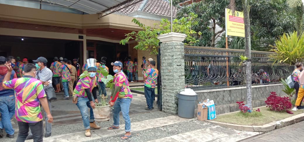 Petugas memindahkan barang dari rumah milik FM. Valentina di Jalan Taman Ijen (Darmono / Radar Malang)