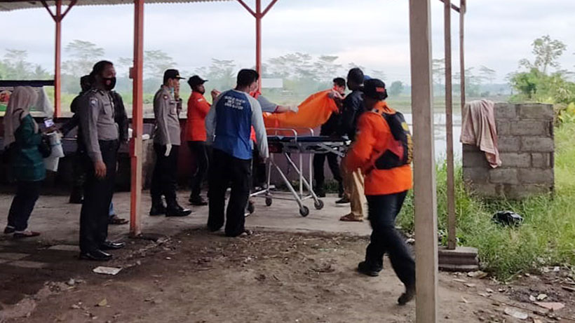 Proses evakuasi jenazah korban pembunuhan di Pakisaji (ist)