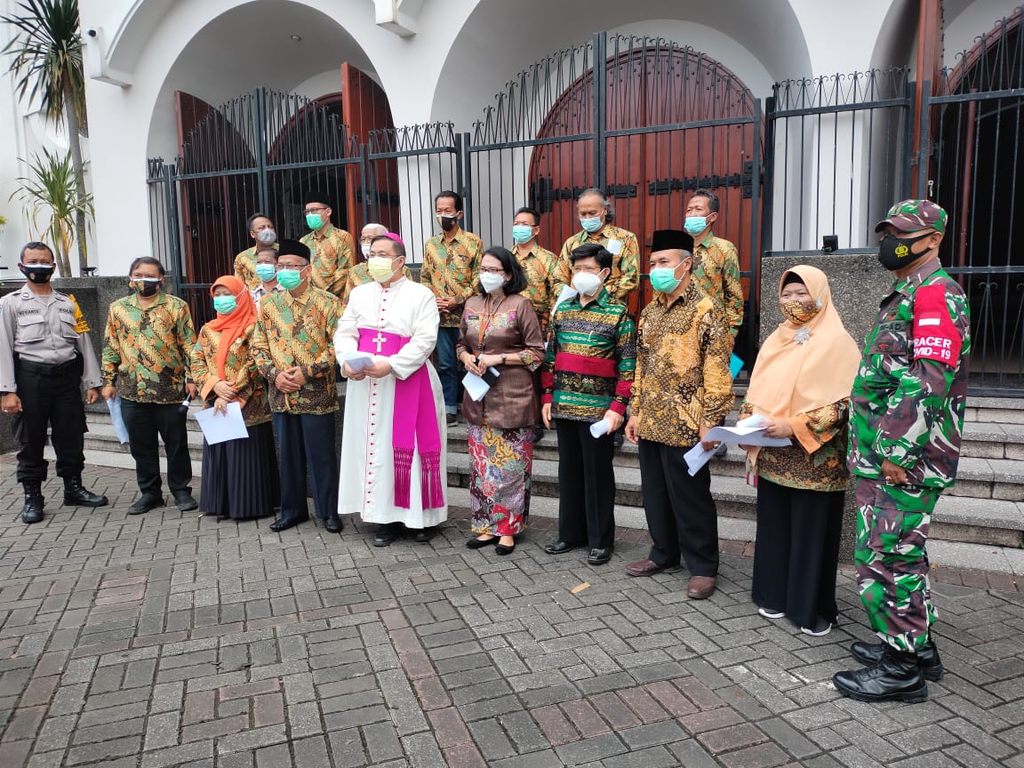 Pernyataan sikap tokoh lintas agama di Gereja Katedral Ijen, Rabu (31/3). (Ubaidillah / Radar Malang)