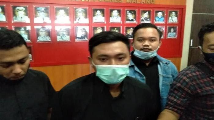 Perwakilan Fordamas saat melaporkan kasus dugaan video hoax Gus Idris ke Mapolres Malang. (M Ubadillah/Radar Malang)