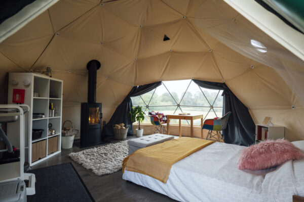 Ilustrasi tenda glamping dengan segala fasilitasnya (Getty Images/ist)