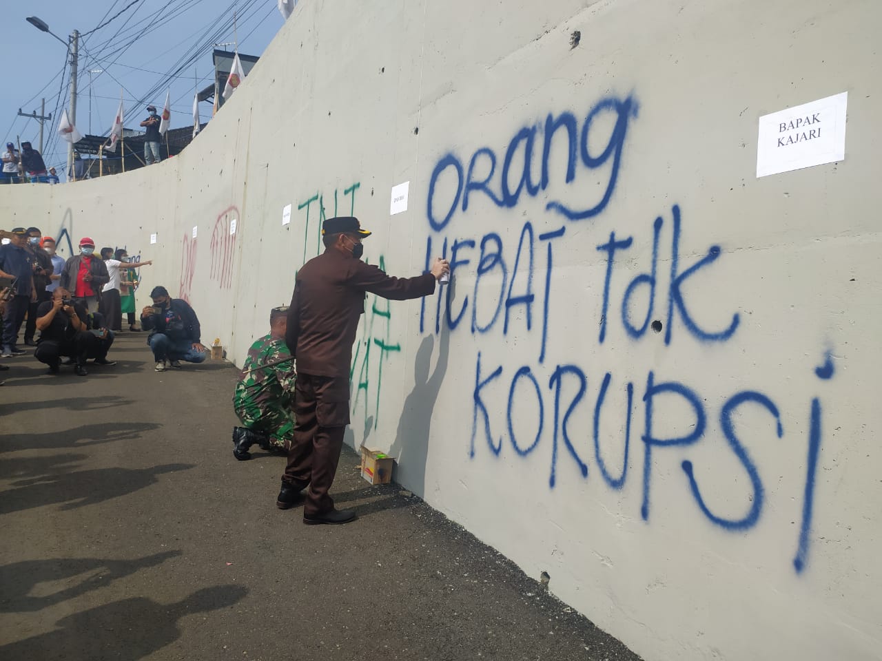Kepala Kejaksaan Negeri (Kajari) Andi Darmawangsa sedang membuat grafiti di dinding Jembatan Kedungkandang (Errica Vannie / Radar Malang)