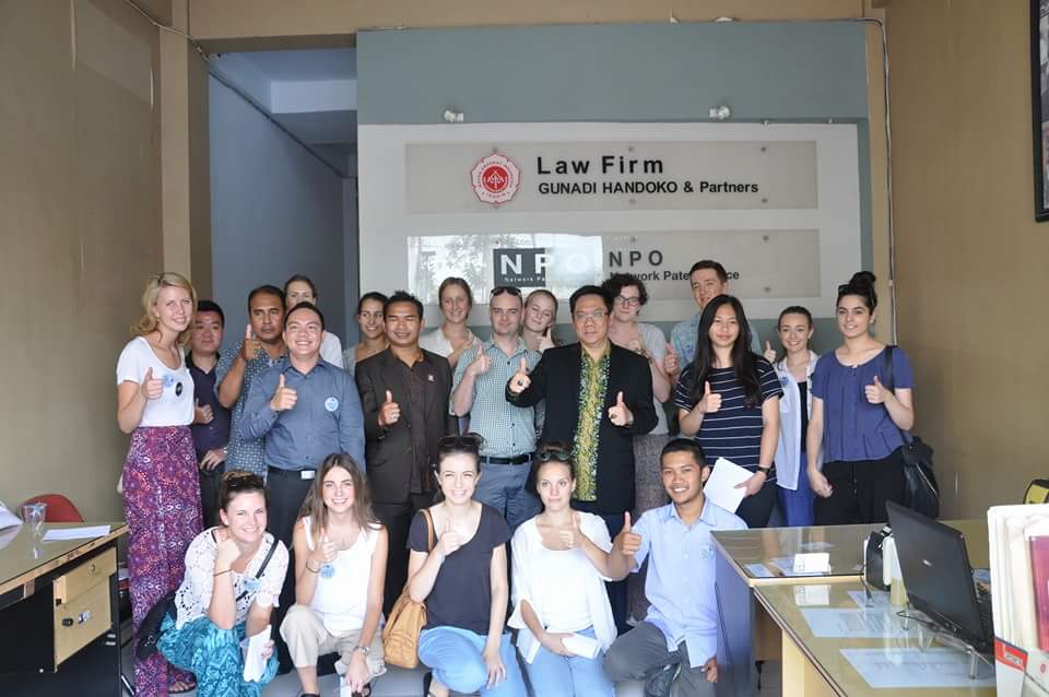 Gunadi Handoko saat menerima kunjungan mahasiswa Wolonggong, Australia. Mereka belajar tentang system hukum di Indonesia dan seluk beluk advokat. (ist)