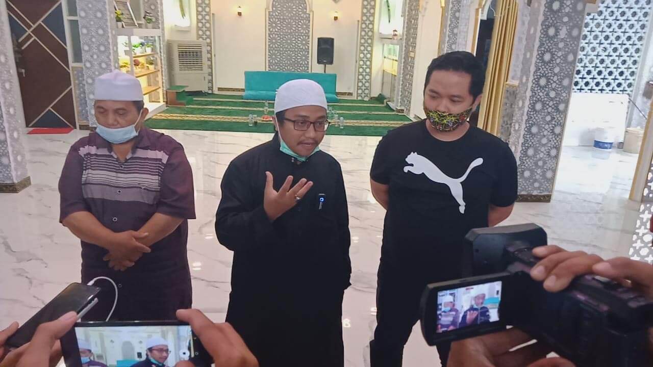 Gus Idris (tengah) ditetapkan Polres Malang sebagai terangka kasus video yang viral di YouTube beberapa waktu lalu (dok/ Radar Malang)