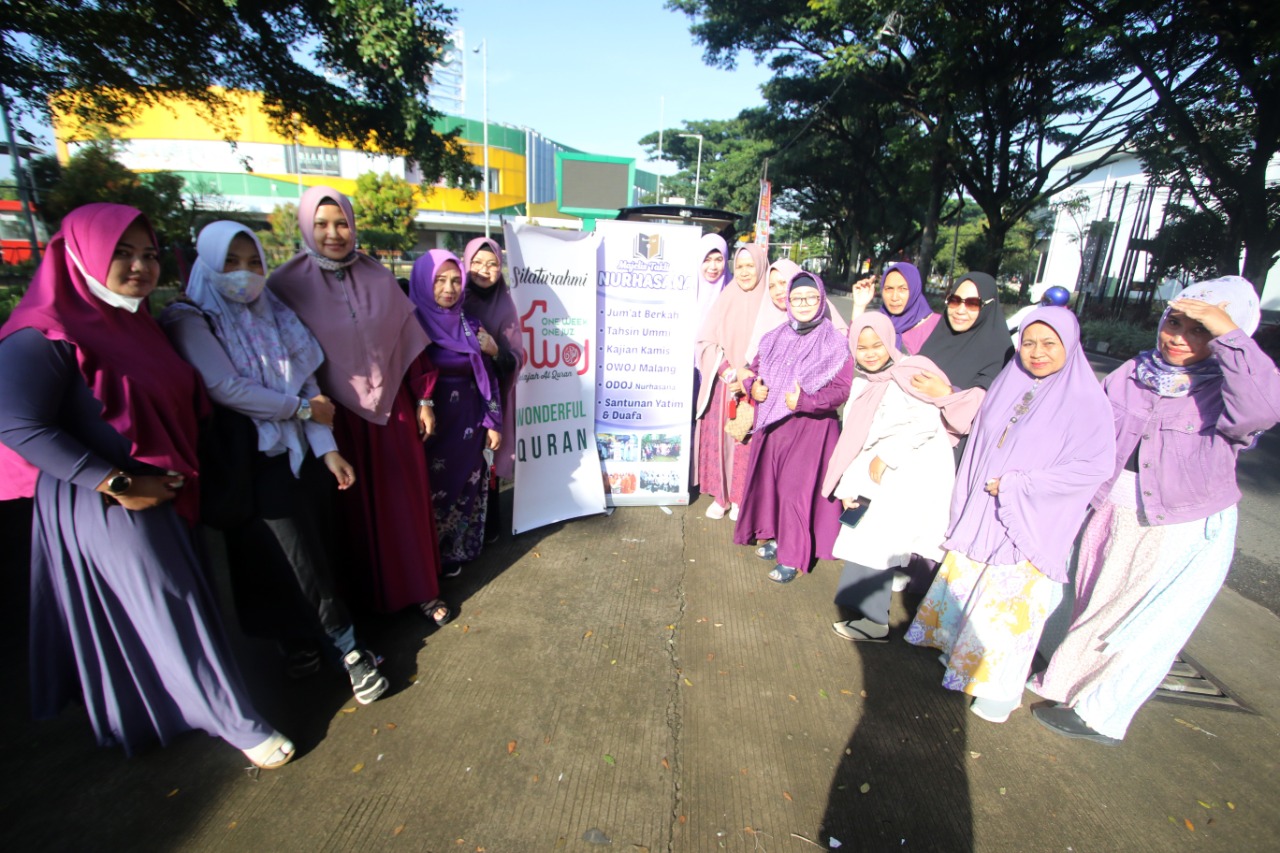 Kegiatan jumat berkah yang dilakukan Komunitas Majelis Taklim Nur Hasanah. (Laoh Mahfud/Radar Malang)