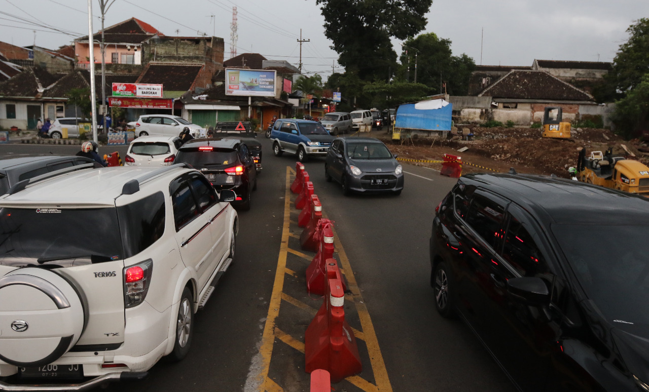 Kondisi lalu lintas kendaraan yang padat di persimpangan jembatan Kedungkandang. (Darmono/Radar Malang)