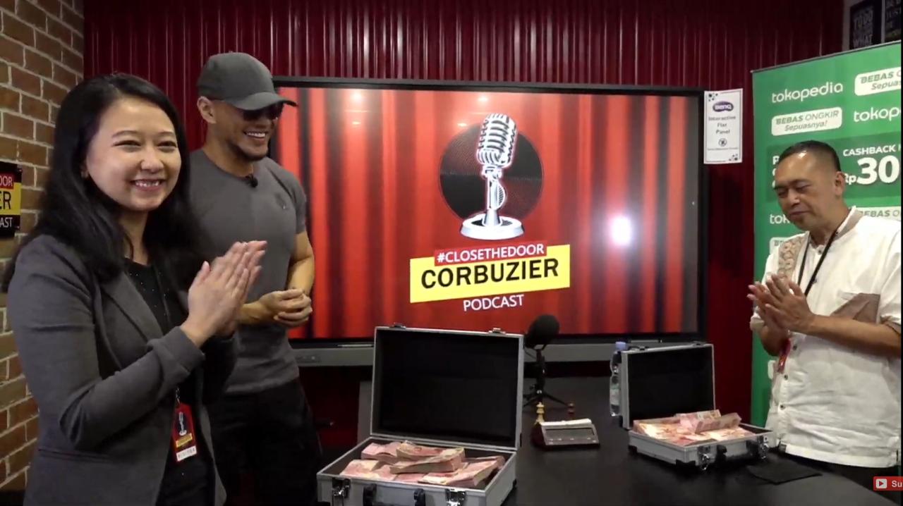 Dari kiri ke kanan, terlihat WGM Irene Kharisma Sukandar, Deddy Corbuzier, dan Dadang Subur tampil dalam satu frame di akhir pertandingan catur persahabatan. (Screenshoot Youtube/ist)