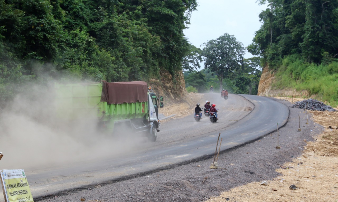 Pembangunan JLS yang terus dikebut. Di sisi lain, pembangunan  infrastruktur ini juga membuat akses jalan menuju pantai Malang Selatan rusah berat karena dilewati kendaraan pengangkut material berat. (Darmono / Radar Malang)