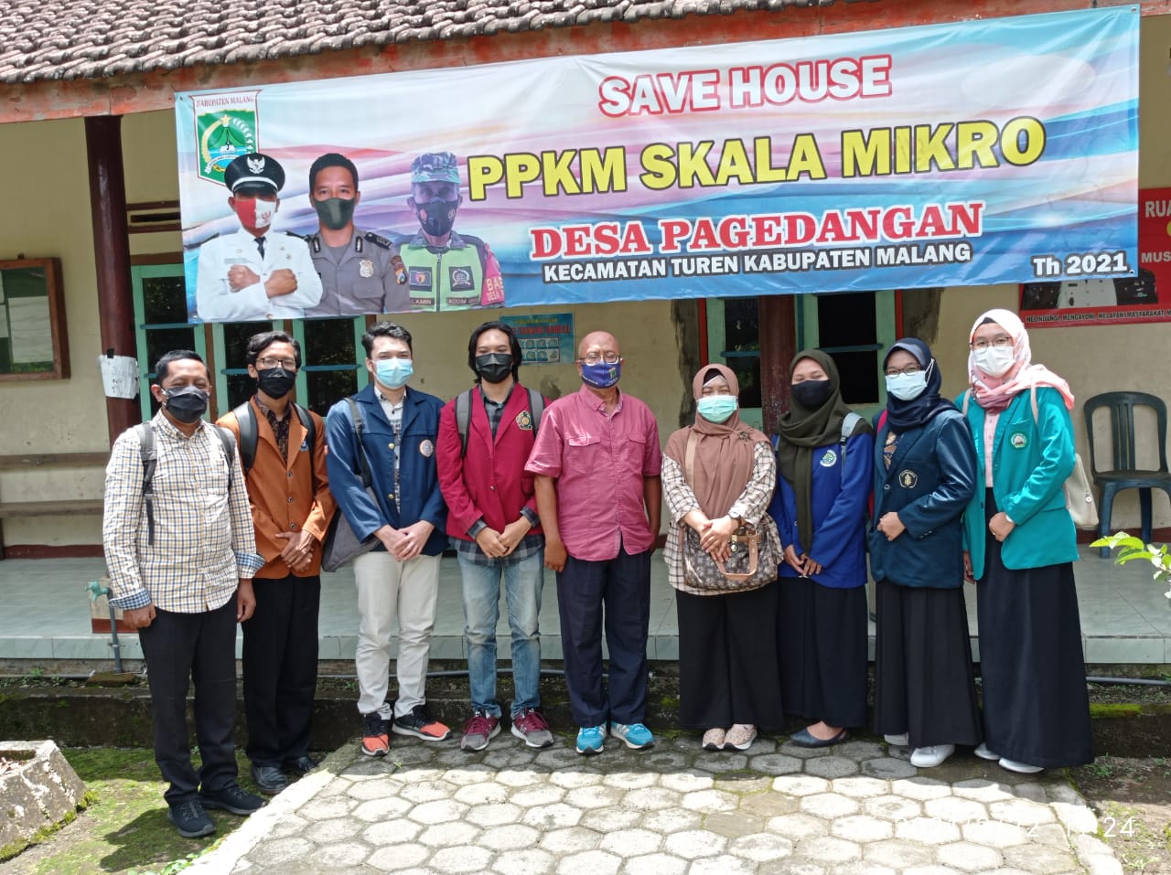 Para mahasiswa dan DPL Unikama saat menjalankan Program Kampus Mengajar. (ist)