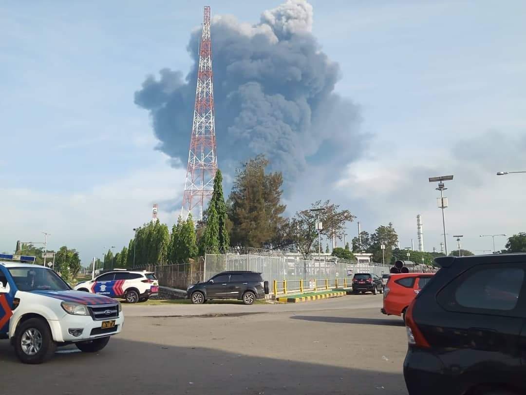 Kepulan asap masih terlihat di area Kilang Minyak Pertamina RU VI Balongan Indramayu. (Radar Cirebon / Radar Malang)