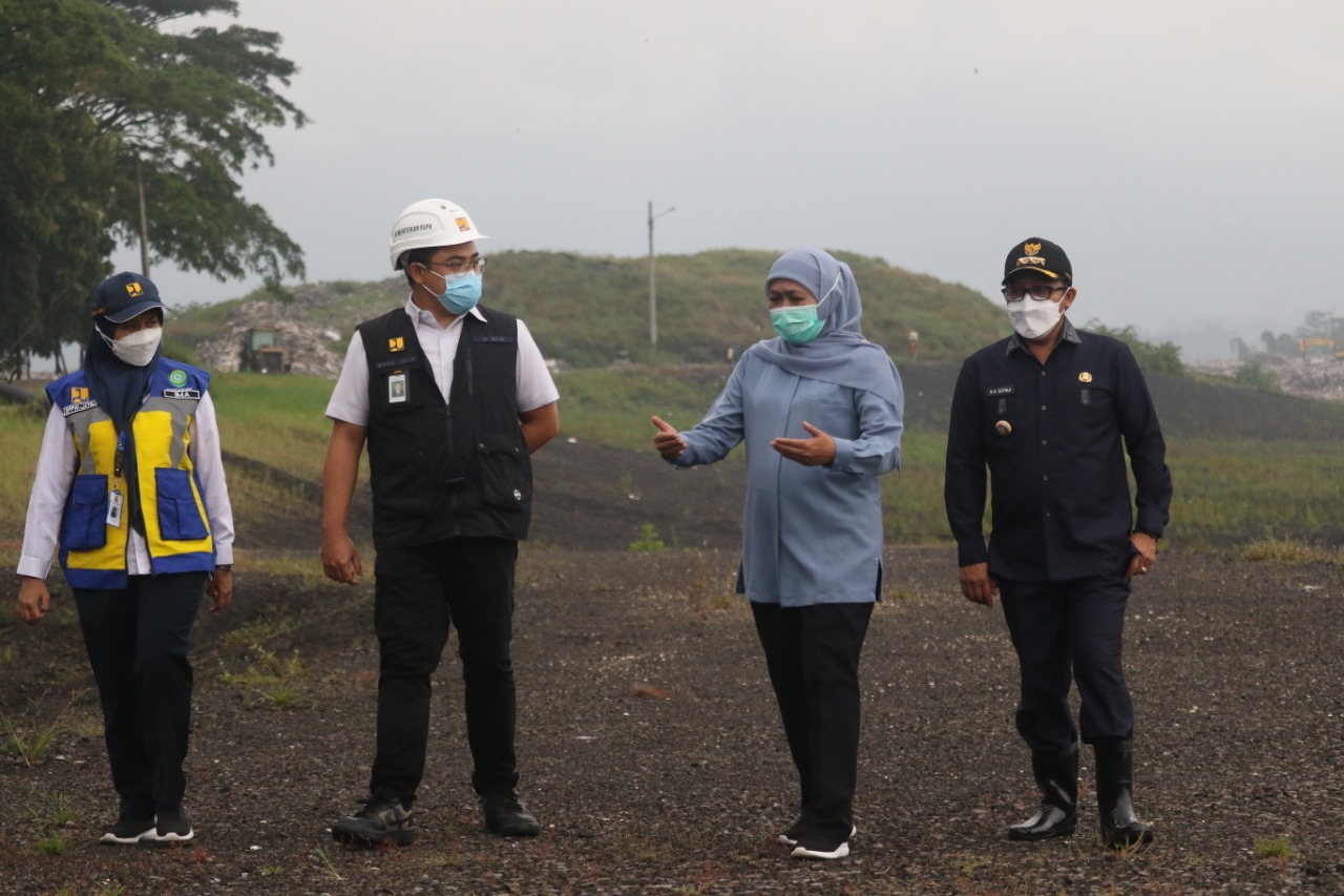 Gubernur Jatim, Khofifah Indar Parawansa saat meninjau lokasi PLTSa di TPA Supit Urang. (Laoh Mahfud / Radar Malang)
