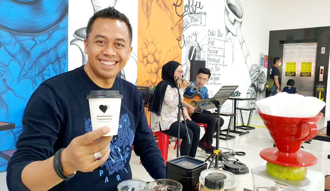 Tak cuma minum kopi. Di Kopi Tugu Malang, pengunjung juga bisa bertanya sejarah perkopian di Indonesia. (Nugraha / Radar Malang)