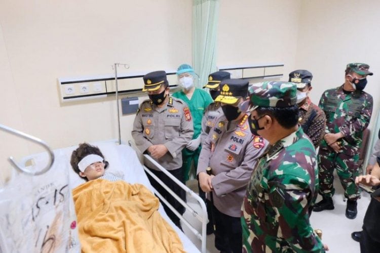Kapolri Jenderal Pol Listyo Sigit Prabowo bersama Panglima TNI Marsekal Hadi Tjahjanto mengunjungi korban ledakan bom bunuh diri di depan Gereja Katedral Makassar, Sulawesi Selatan, yang dirawat di RS Bhayangkara Polri, Minggu (28/3) (ist)