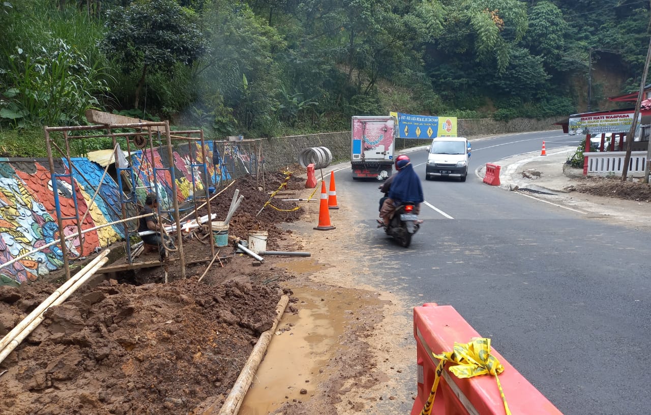 Perbaikan jangka pendek pada longsor di Payung, Kota batu (Imam N/ Radar Malang)