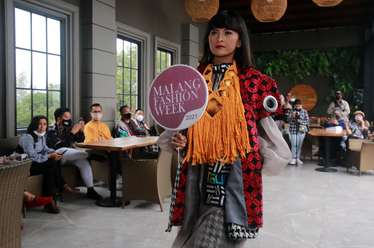 Model memeragakan busana di trunk show Malang Fashion Week (Rubianto / Radar Malang)