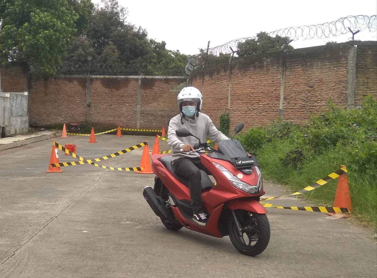 Salah satu pengunjung mall menjajal Honda All New PCX 160 cc di Matos, Malang (Andika Satria Perdana / Radar Malang)