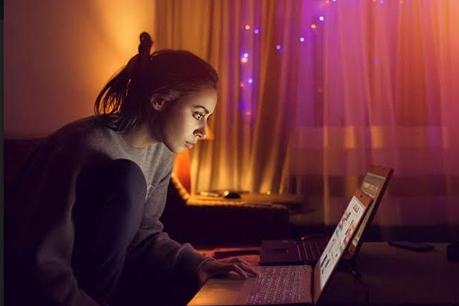 Ilustrasi perempuan berselancar di media sosial (Jawapos/Ist)