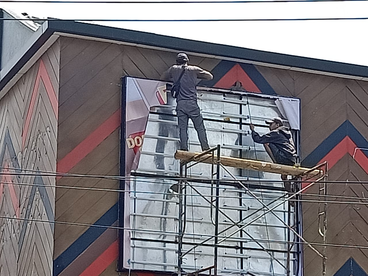 Baliho PHD dilepas oleh para pekerja hari ini (25/3) (Rahardian Bagaskara / Radar Malang)