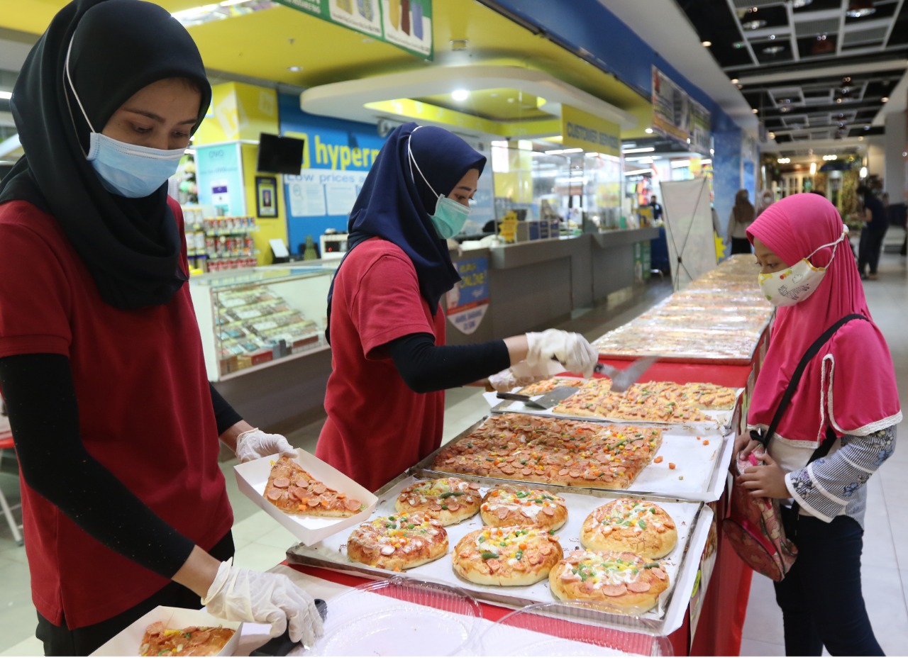 Pengunjung tertarik membeli pizza yang dengan harga spesial di Malang Town Square, kemarin. (Darmono/radar malang)