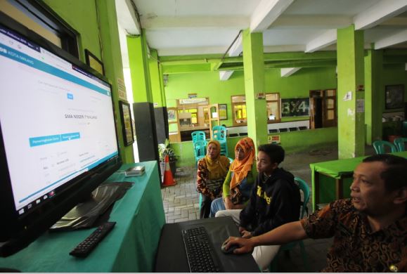Ilustrasi siswa mendaftar sekolah secara online (Darmono / Radar Malang)