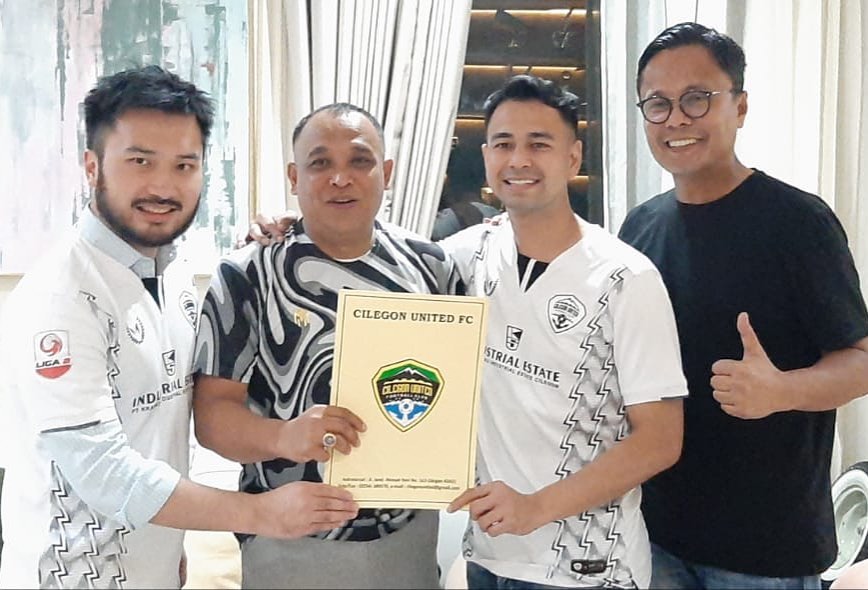 Raffi Ahmad (dua dari kanan) bersama Direktur Renault Indonesia Rudy Salim, Presiden Klub Yudi Apriyanto, dan Wakil Direktur Utama Garuda Indonesia, Donny Oskaria (instagram @raffinagita1717/ist)