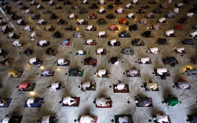 Ilustrasi salat di masjid selama pandemi Covid-19 (Jawapos/ist)