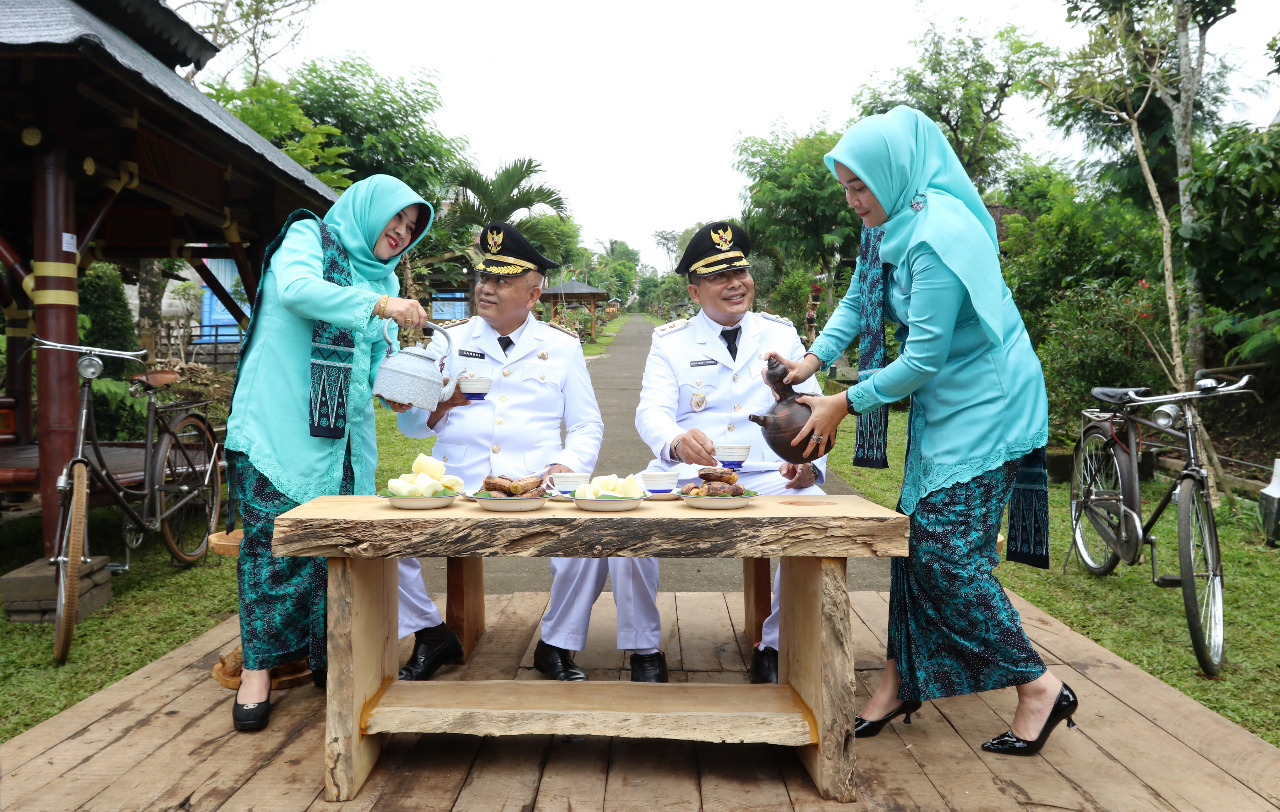 Bupati Malang Drs H.M Sanusi MM (dua dari kiri) dan istri, Hj Anis Zaidah bersama Wabup Drs Didik Gatot Subroto SH MH dan istri, Hanik Dwi Martya.(Darmono/Radar Malang)