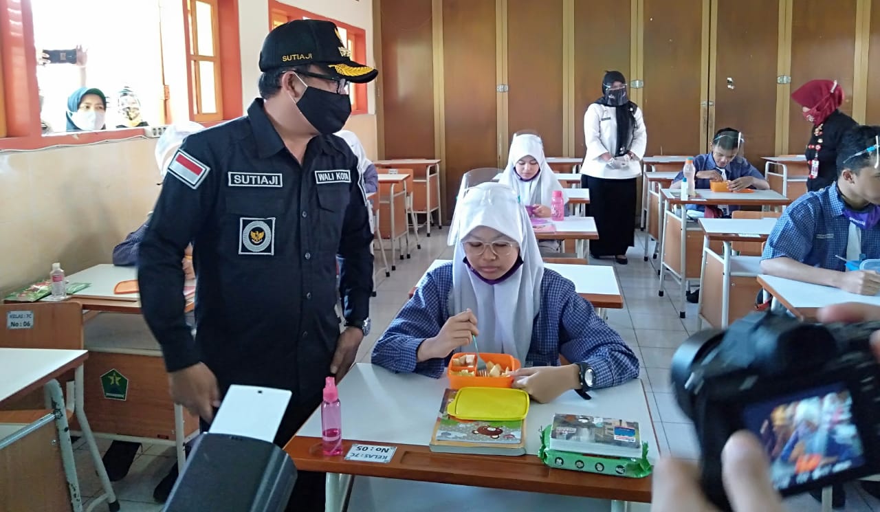 Wali Kota Malang Sutiaji saat memantau jalannya simulasi sekolah tatap muka di SMPN 8 Malang. (Imam N / Radar Malang)