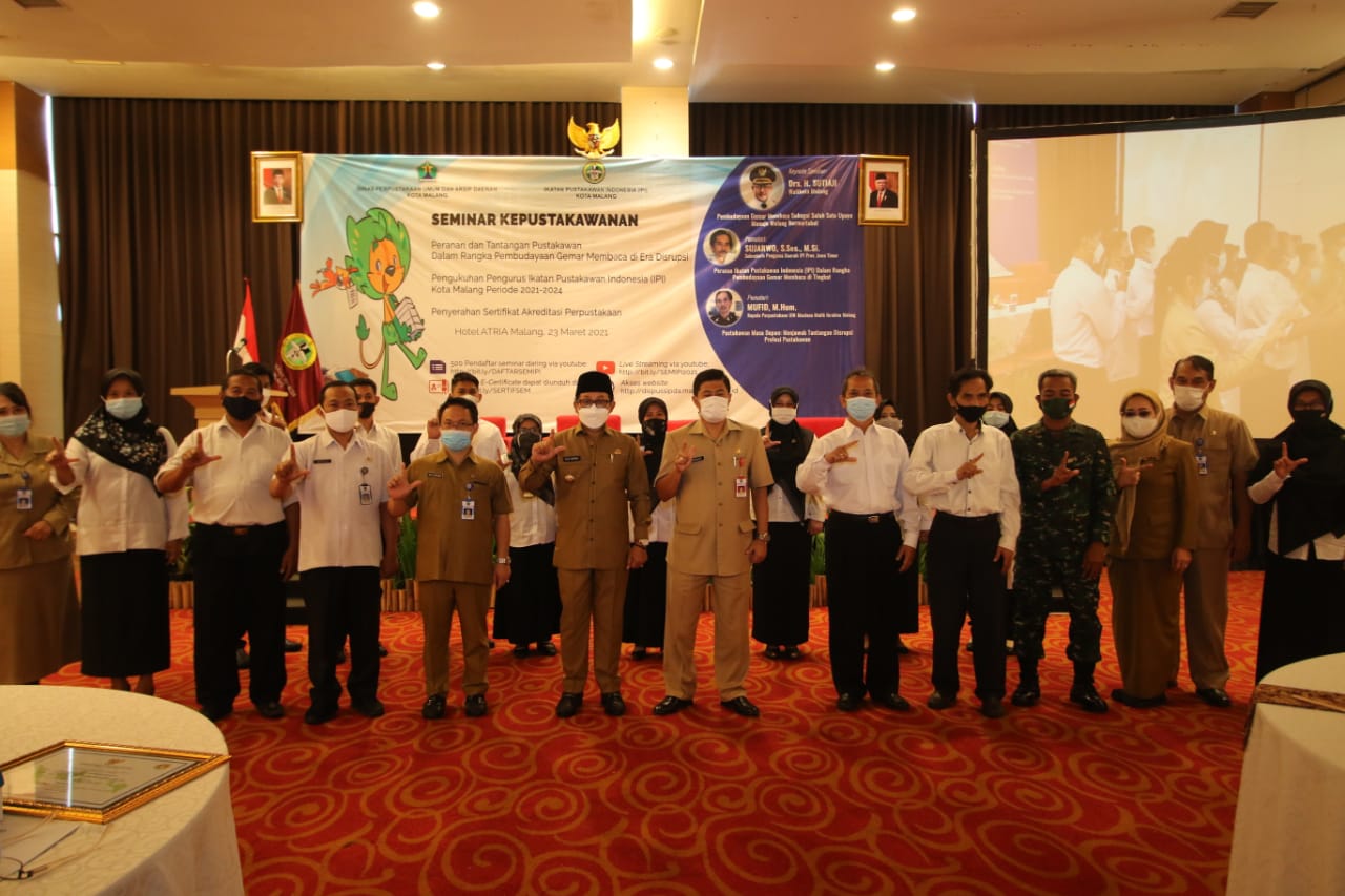 Seminar pustakawan dihadiri oleh Wali Kota Malang, Sutiaji (enam dari kiri) (Chosa Ayu / Radar Malang)