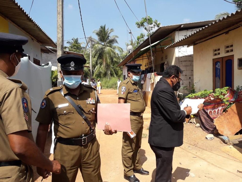 Kepolisian Sri Lanka mendatangi lokasi kejadian tewasnya seorang bocah akibat ritual pengusiran setan (AP News/ist)