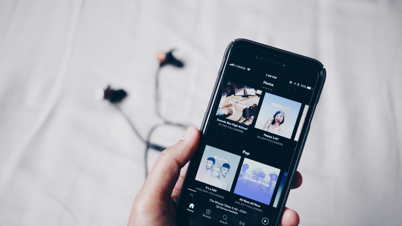 Penggemar K-Pop tak bisa mengakses sebagian lagu penyayi Korea di Spotify. (unsplash/ist)