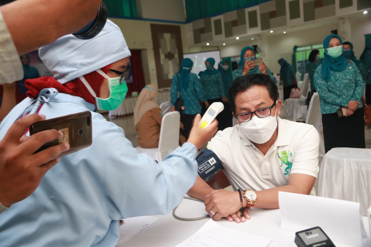 Wali Kota Malang Sutiaji saat menjalani screening kesehatan sebelum vaksinasi (ist)