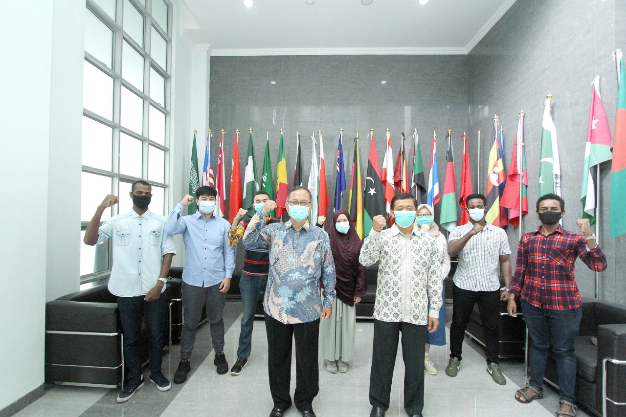 Rektor UIN Maliki Malang Prof Dr Abdul Haris MAg (kiri depan) bersama mahasiswa asing. (Rofia Ismania / Radar Malang)