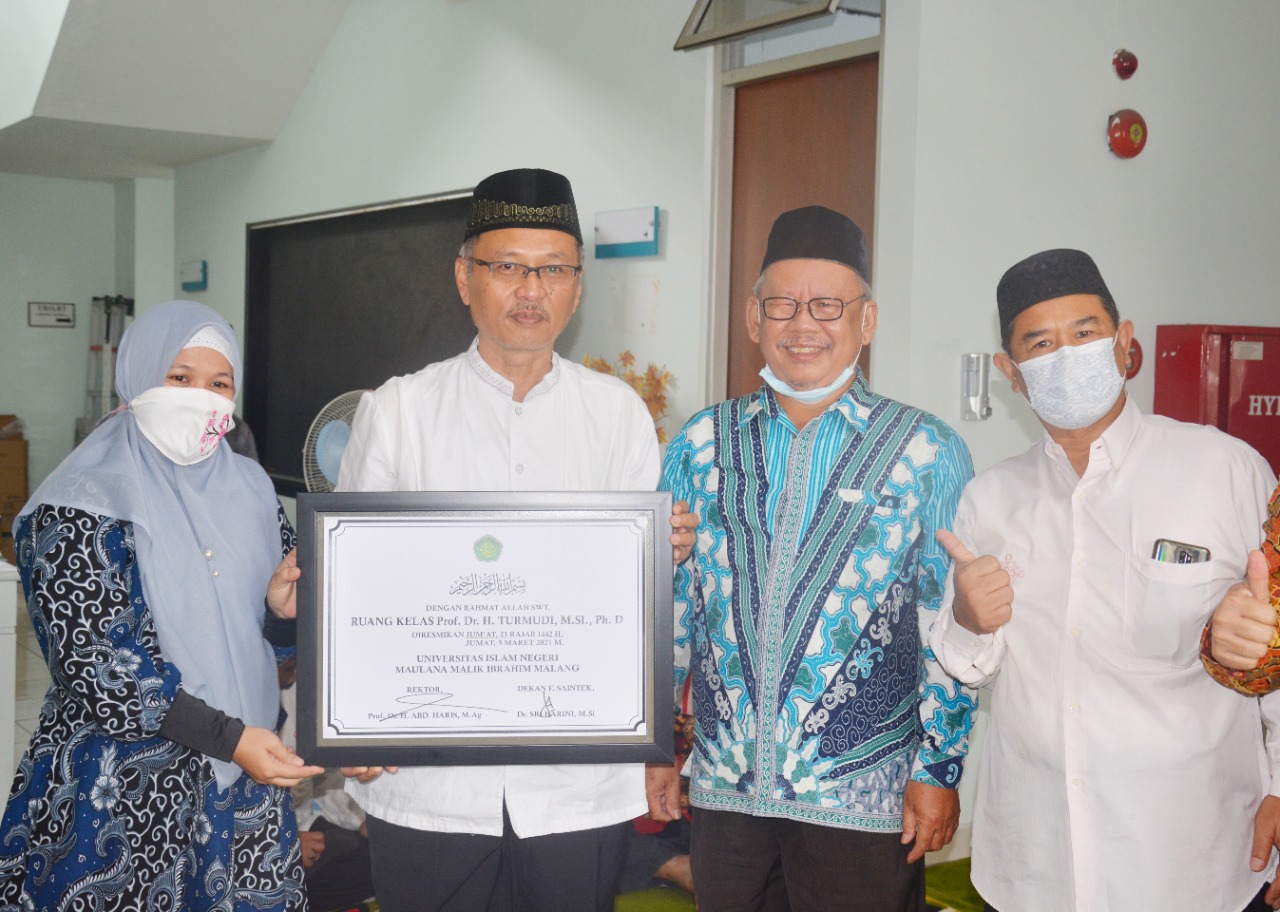 Piagam peresmian nama dosen untuk nama ruang kelas di UIN Maliki Malang (ist)