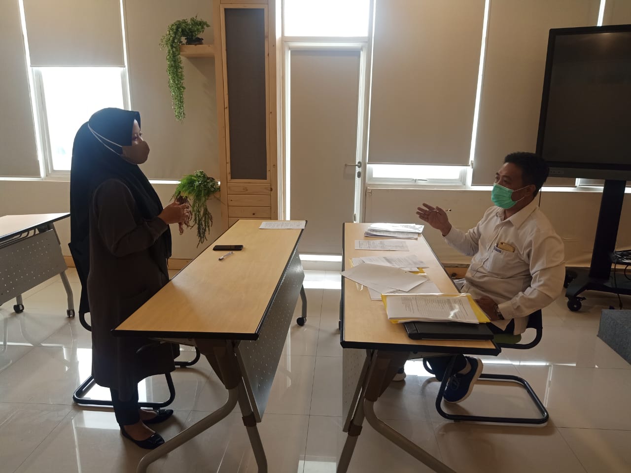 Asesor sedang menguji mahasiswa Unisma yang mengikuti uji kompetensi. (Humas Unisma for Radar Malang)