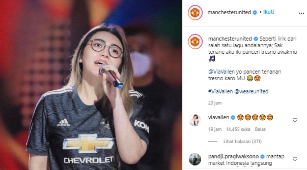Unggahan foto Via Vallen di akun resmi Instagram Manchester United yang telah dilihat lebih dari 400 ribu pengguna. (Instagram @manchesterunited/ist)