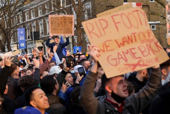 Suporter Chelsea memprotes kelahiran Liga Super Eropa di luar Stamford Bridge, London (21/14). (Adrian Dennis/AFP/ist)