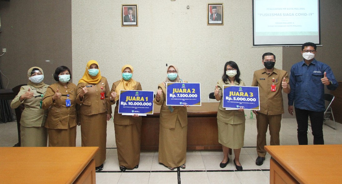 Kepala Dinas Kesehatan Kota Malang dr Husnul Muarif (dua dari kanan) dan GM Jawa Pos Radar Malang Don Virgo (kanan) foto bersama usai pengumuman pemenang Puskesmas Siaga Covid-19, kemarin (6/4). (fofia/radar malang)