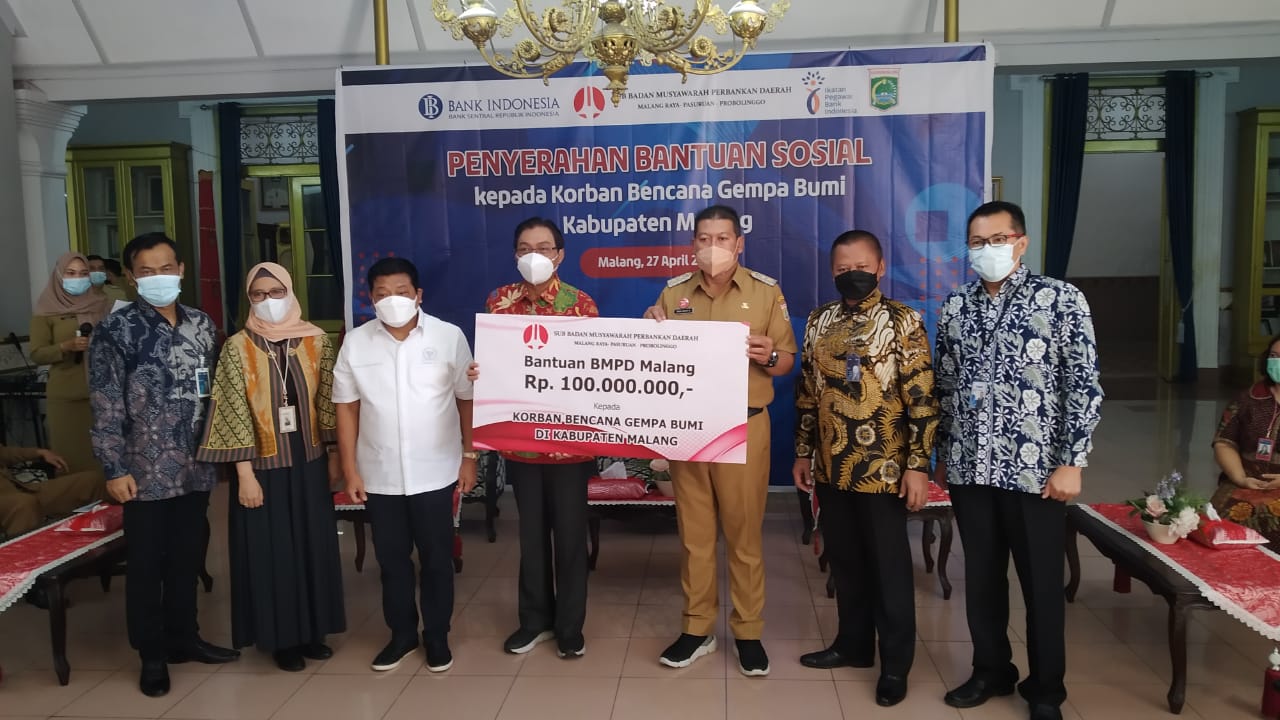 Kepala BI Perwakilan Malang Azka Subhan  bersama BMPD serta Ikatan Pegawai BI menyerahkan bantuan pada korban gempa Malang di Pringgitan Pendapa Agung Kabupaten Malang, Selasa (27/4). (Intan Refa/ Radar Malang)