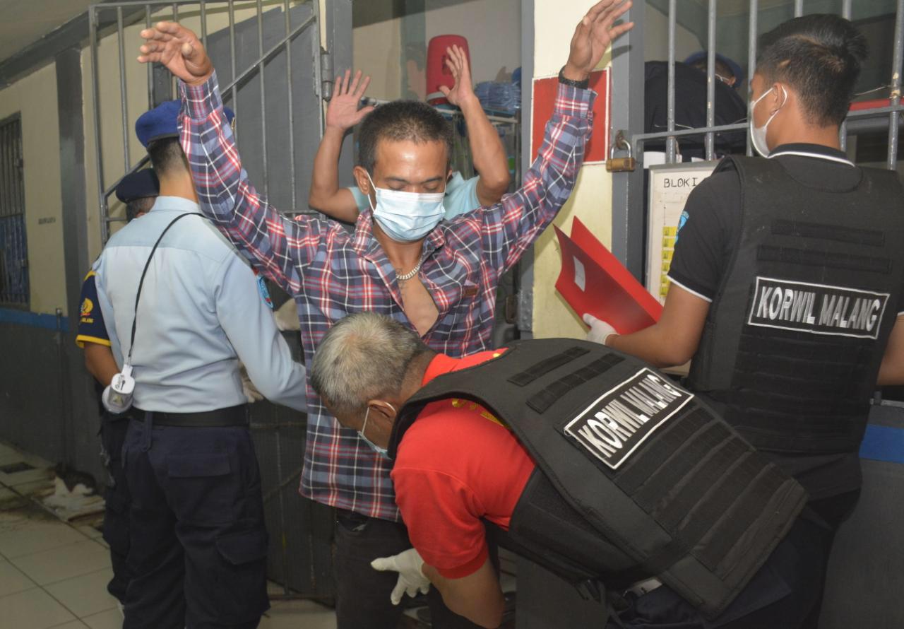 Ilustrasi suasana di Lapas Lowokwaru saat petugas melakukan sidak barang terlarang (ist)