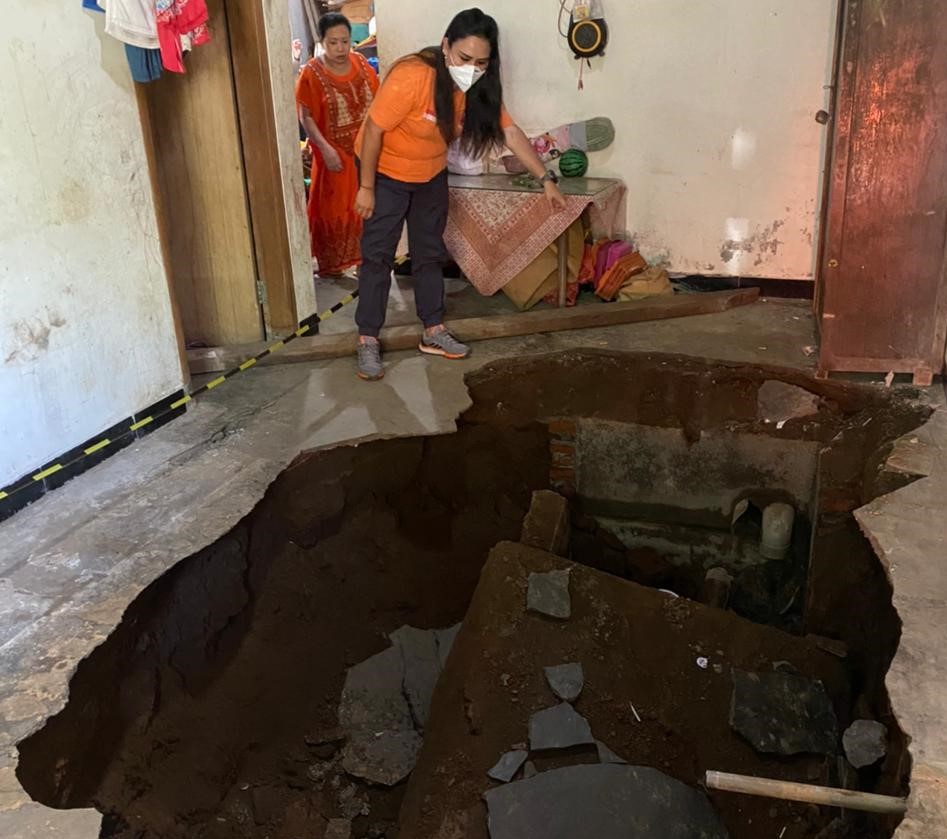 Kondisi ruang tamu rumah Nur Salianto Jalan Kyai Hasyim Gg V, Kedungkandang Kota Malang yang ambles.  (12/4) (Istimewa)