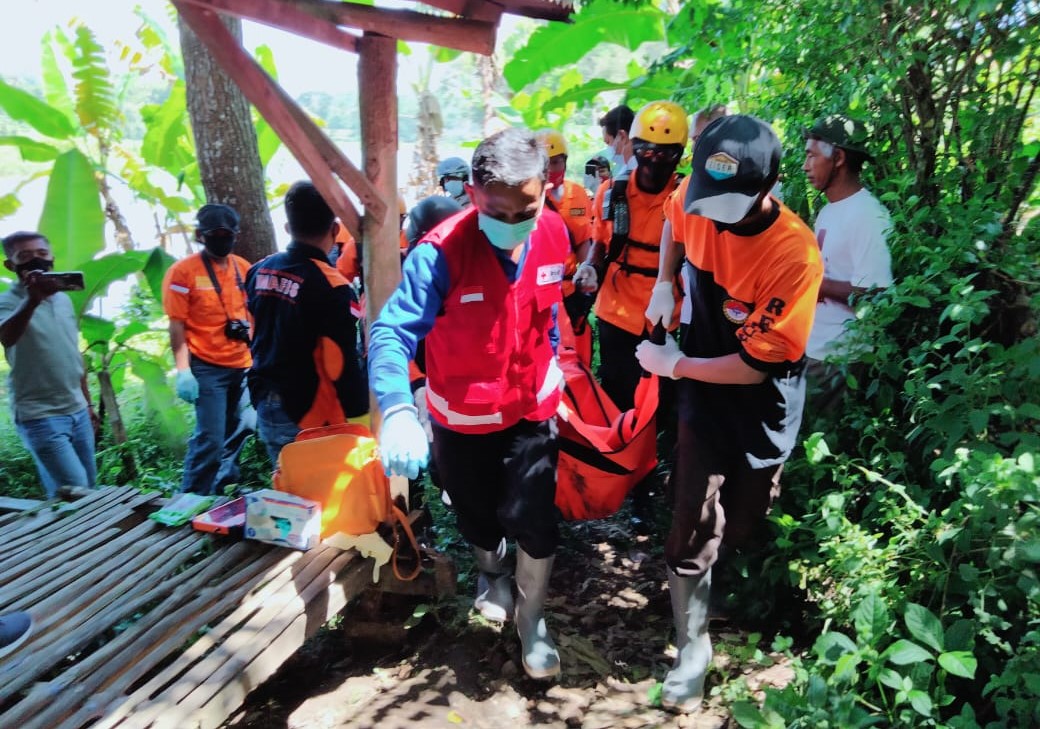 Petugas saat mengevakuasi mayat tanpa identitas di Sungai Brantas di Desa Kemiri, Kecamatan Kepanjen Senin siang (12/4). (PMI Kabupaten Malang/ist)