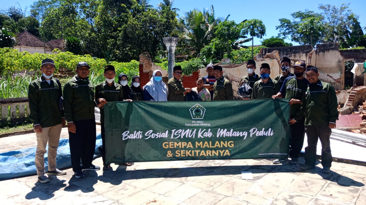 Pengurus PC ISNU Kabupaten Malang saat menyalurkan bantuan untuk korban gempa di Kecamatan Dampit. (ISNU/ist)
