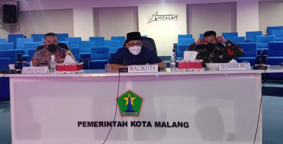 Wali Kota Malang Sutiaji (tengah) dan Kapolresta Malang Kombes Pol Leonardus Simarmata dan Dandim 0833/Kota Malang Letkol Arm Ferdian Primadhona (kanan). (Aditya Novrian/Radar Malang)