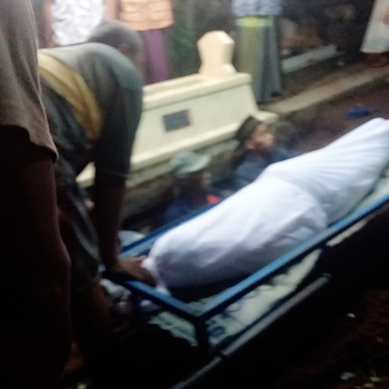Prosesi pemakaman Sophian, imam musala di Kecamatan Bantur, Kabupaten Malang yang meninggal dalam posisi sujud. (Polsek Bantur/ist)