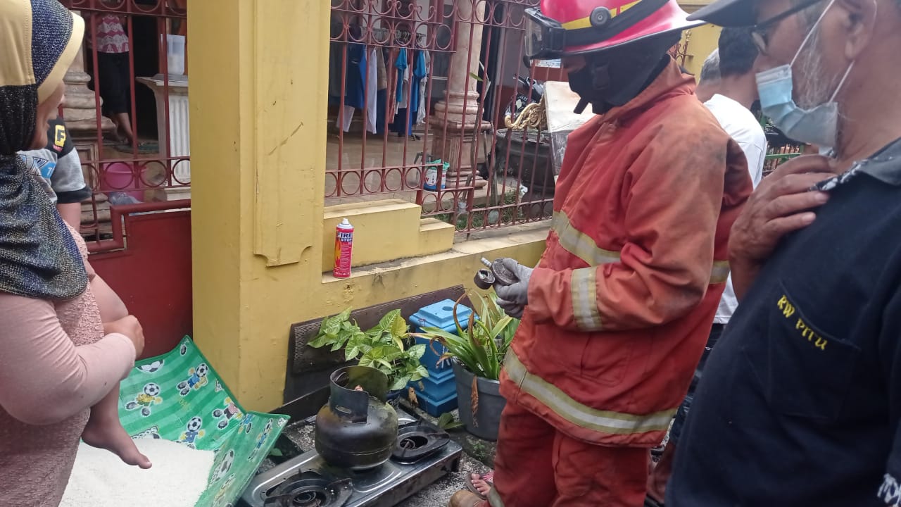 Petugas pemadam saat tiba di lokasi kejadian, api sudah dipadamkan warga. (Damkar Kota Malang/ist)
