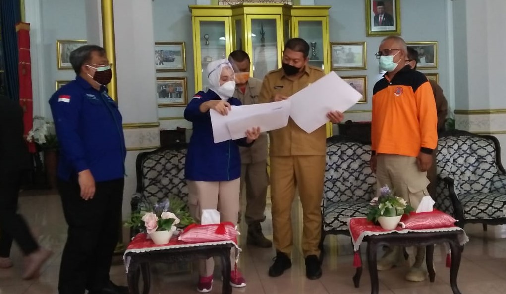 Kepala BMKG Pusat Dwikorita Karnawati  saat kunjungan ke Pendapa Agung Kabupaten Malang. (Achmad Fikyansyah/Radar Malang)